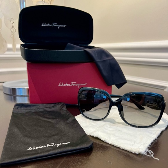 Salvatore Ferragamo | Accessories | Ferragamo Sunglasses  display picture 3